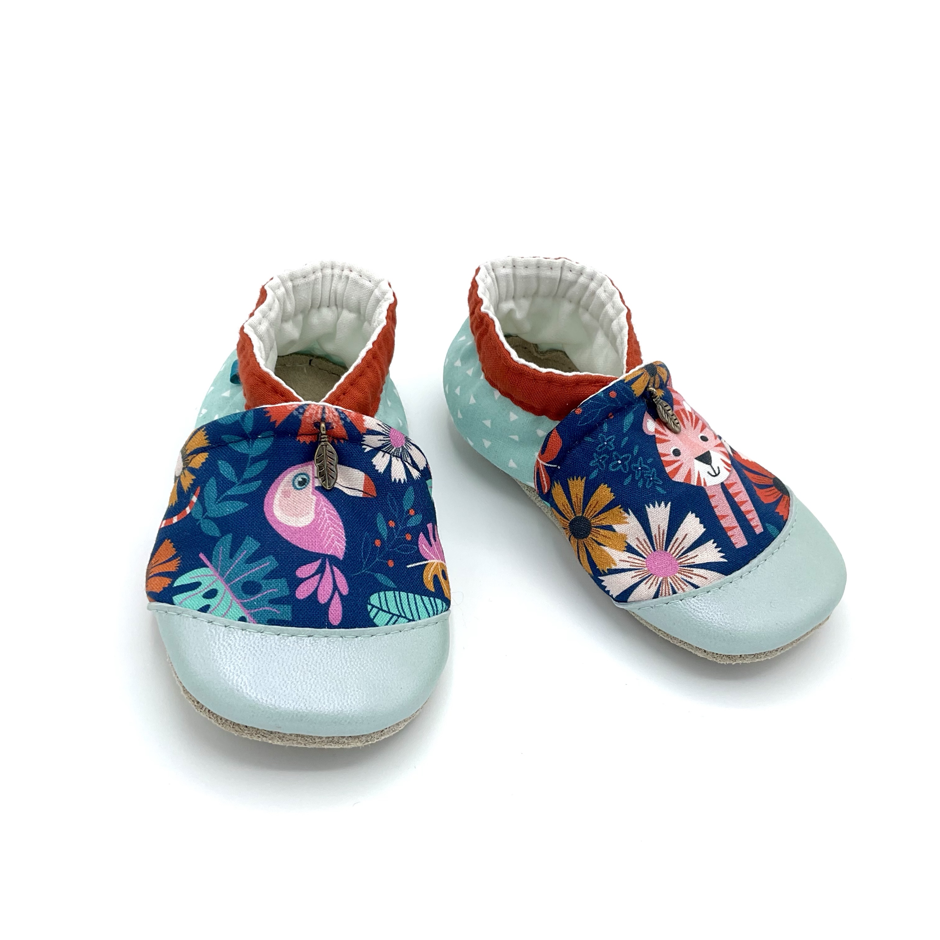 Chaussons fabrication artisanale en cuir et tissu, imprimés de petites fleurs sur fond corail - Dont Forget Melanie
