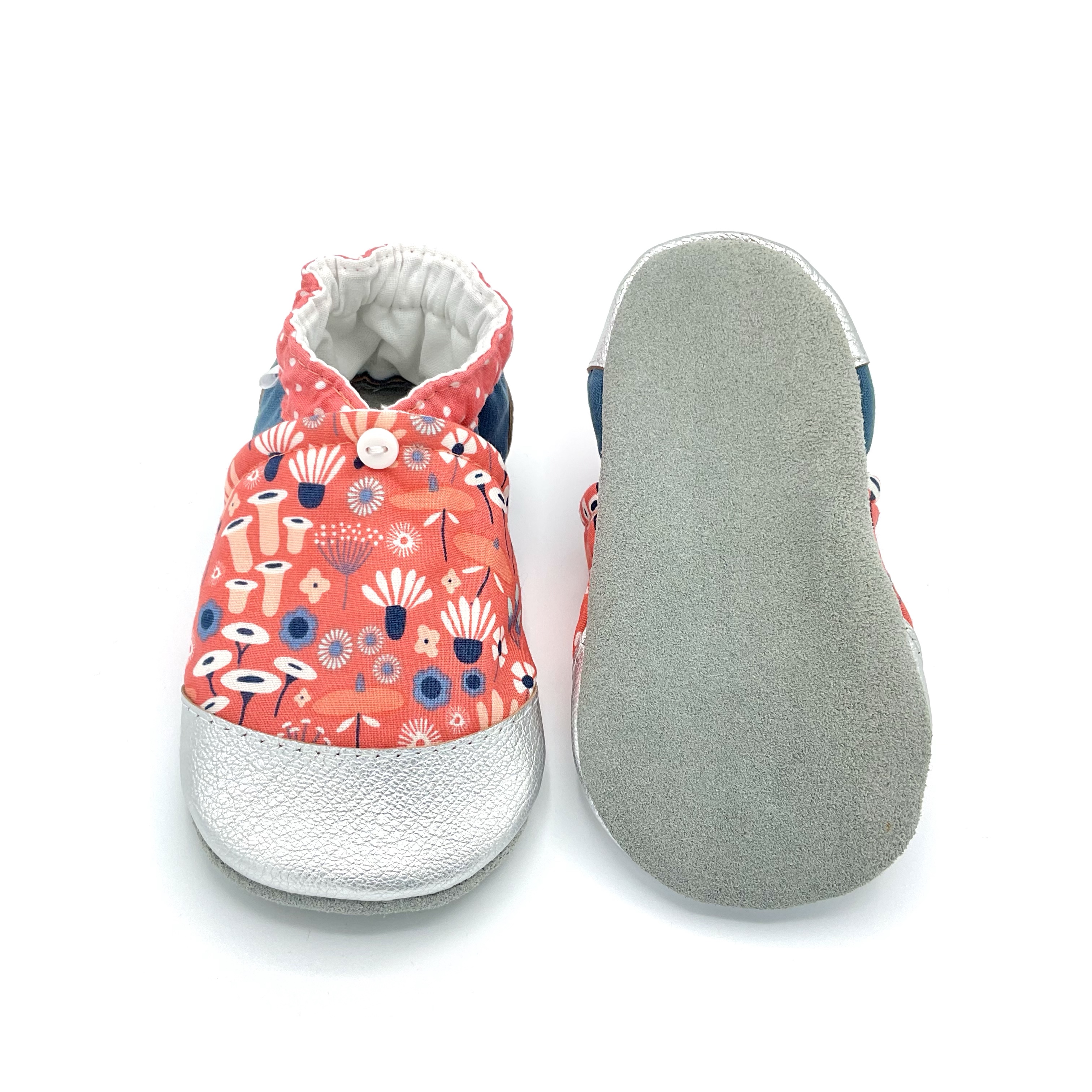 Chaussons fabrication artisanale en cuir et tissu, imprimés de petites fleurs sur fond corail - Dont Forget Melanie