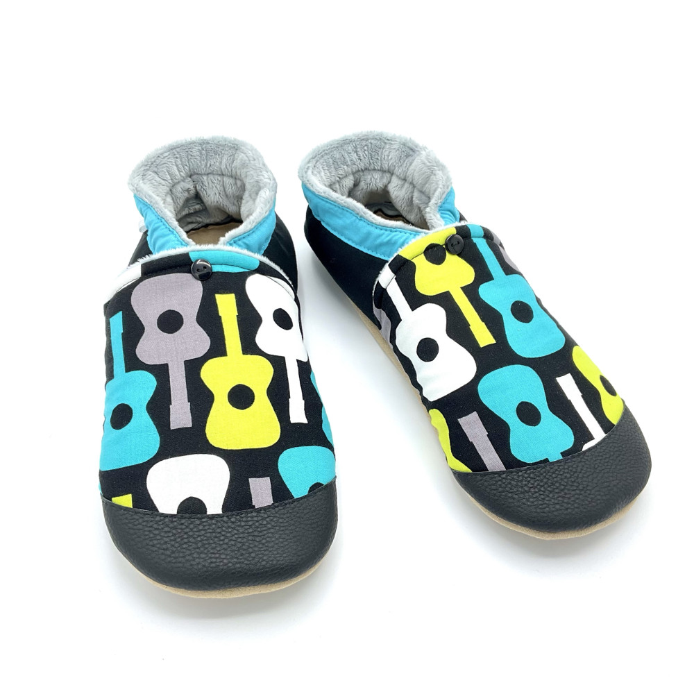 Chaussons homme Enguerrand – Motif guitares noir et turquoise