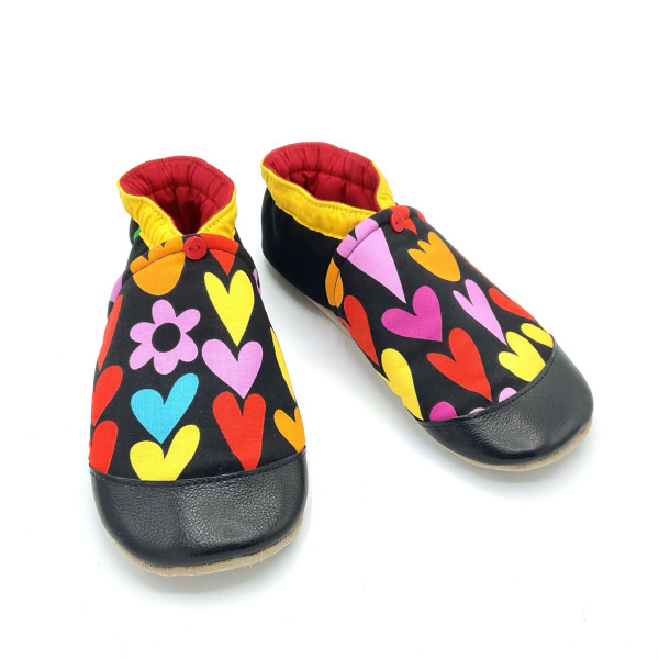 Chaussons en cuir souple imprimés de gros coeurs