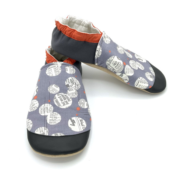 Chaussons en cuir souple aux motifs graphiques