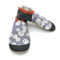 Chaussons en cuir souple aux motifs graphiques