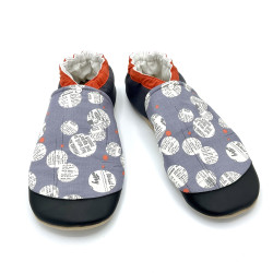 Chaussons en cuir souple aux motifs graphiques