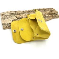 Porte-monnaie en cuir velours jaune orné d'une fleur de lotus