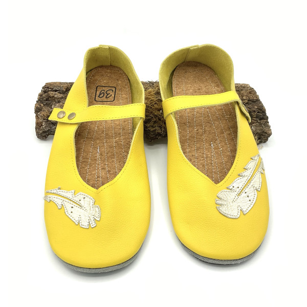 Ballerines en cuir jaune ornées de plumes or