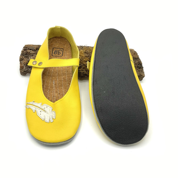 Ballerines en cuir jaune ornées de plumes or