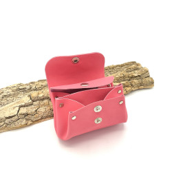 Porte-monnaie en cuir rose orné d'une fleur de lotus