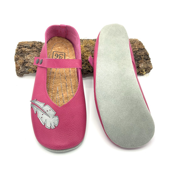 Ballerines en cuir rose ornées de plumes bleu métallisé