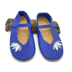 Ballerines en cuir bleu cobalt ornées de fleurs de lotus