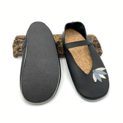 Ballerines en cuir noir ornées de fleurs de lotus bleu et argent
