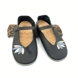 Ballerines en cuir noir ornées de fleurs de lotus bleu et argent