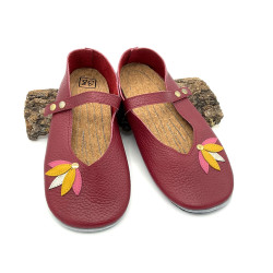 Ballerines en cuir rouge ornées de fleurs de lotus