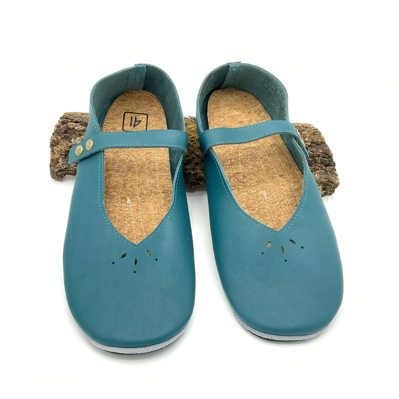 Ballerines en cuir bleu canard délicatement perforées Ballerines en cuir bleu canard délicatement perforées