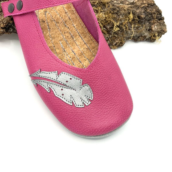 Ballerines en cuir rose ornées de plumes bleu métallisé