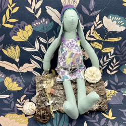 Ange le lapin habillé d'une salopette en Liberty of London®