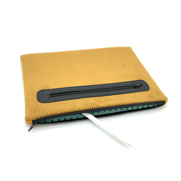 Housse pour tablette en velours ocre et cuir noir