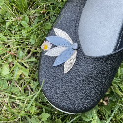 Ballerines en cuir noir ornées de fleurs de lotus bleu et argent