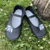 Ballerines en cuir noir ornées de fleurs de lotus bleu et argent