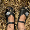 Ballerines en cuir noir ornées de fleurs de lotus bleu et argent