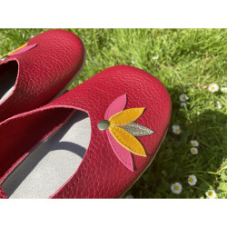 Ballerines en cuir rouge ornées de fleurs de lotus