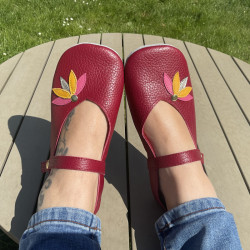 Ballerines en cuir rouge ornées de fleurs de lotus