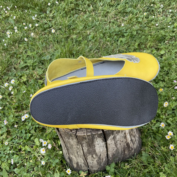 Ballerines en cuir jaune ornées de plumes or