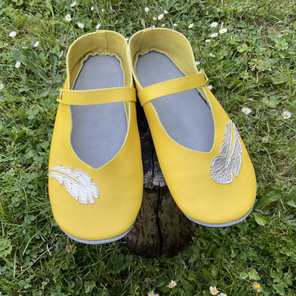 Ballerines en cuir jaune ornées de plumes or