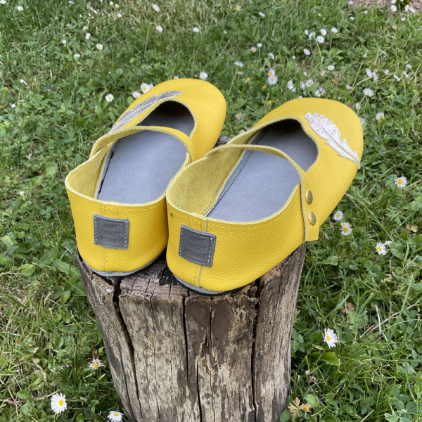 Ballerines en cuir jaune ornées de plumes or