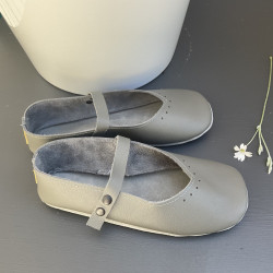 Ballerines en cuir gris délicatement ajourées