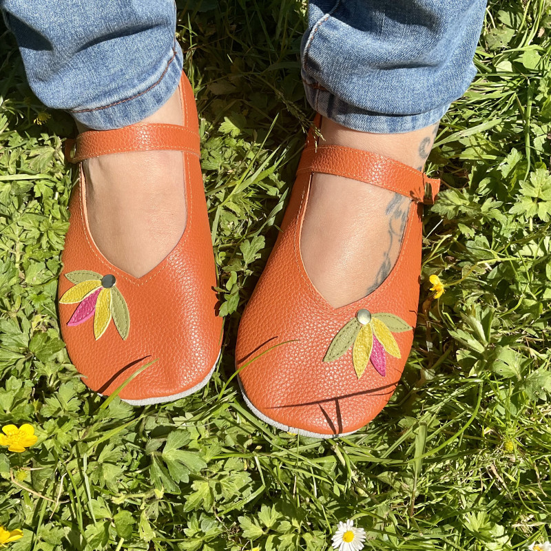 Ballerines en cuir orange ornées de fleurs de lotus