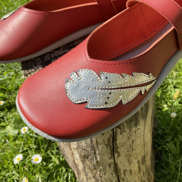 Ballerines en cuir tomettes ornées de plumes or
