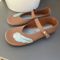 Ballerines en cuir brun perforé ornées de plumes