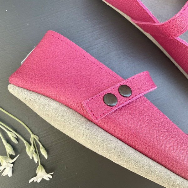 Ballerines en cuir rose ornées de plumes bleu métallisé