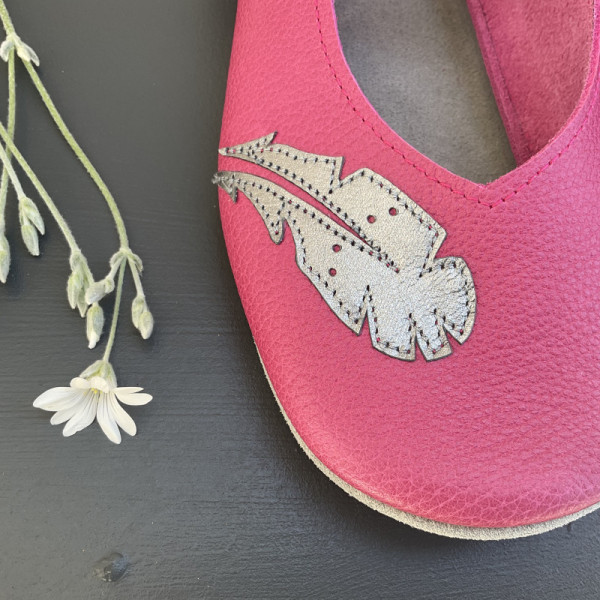 Ballerines en cuir rose ornées de plumes bleu métallisé