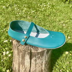 Ballerines en cuir bleu canard délicatement perforées