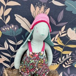 Marie la lapine habillée d'une salopette et d'un chapeau