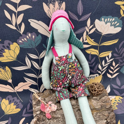 Marie la lapine habillée d'une salopette et d'un chapeau