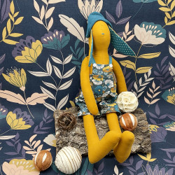 Mathilda, la lapine habillée d'une salopette fleurie