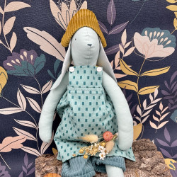Oracio le lapin habillé d'un pantalon de velours et d'un tablier