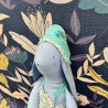 Misha le lapin habillé d'une salopette et d'un chapeau fleuri