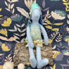Misha le lapin habillé d'une salopette et d'un chapeau fleuri
