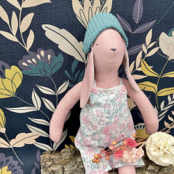 Camomille la lapine habillée d'une salopette en Liberty of London®