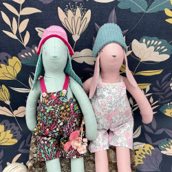 Camomille la lapine habillée d'une salopette en Liberty of London®