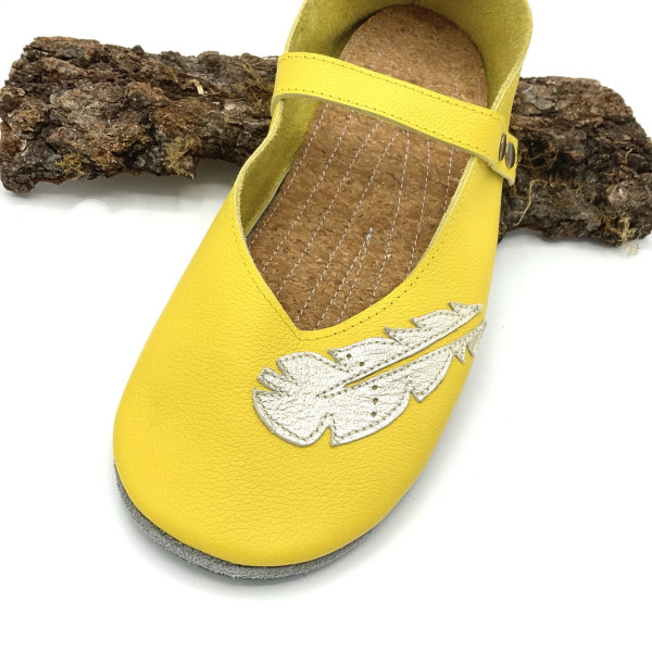 Ballerines en cuir jaune ornées de plumes or