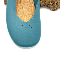 Ballerines en cuir bleu canard délicatement perforées