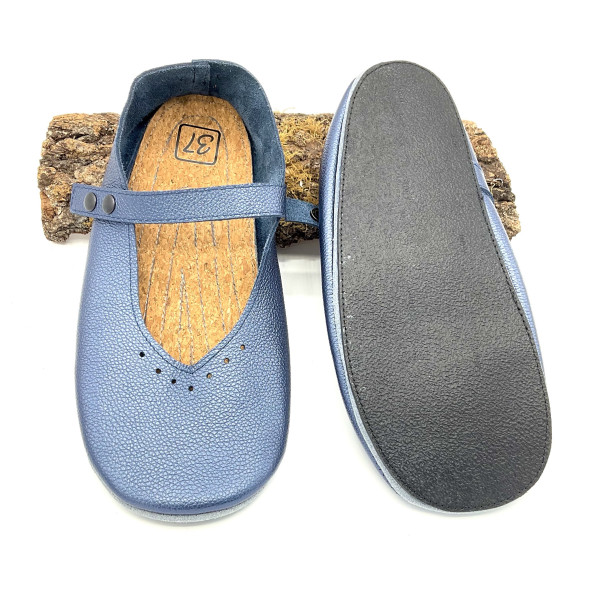 Ballerines en cuir bleu métallisé délicatement ajourées