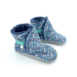 Chaussons bottes chaudes bébé Holly tissu bleu graphique - Dont Forget Melanie