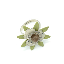 Bague composée d'une fleur émaillée