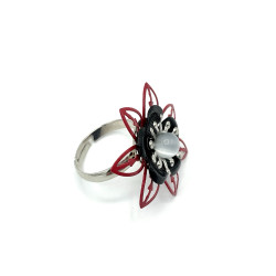 Bague composée d'une fleur émaillée