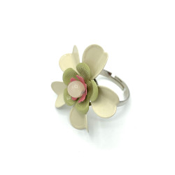 Bague composée d'une fleur émaillée